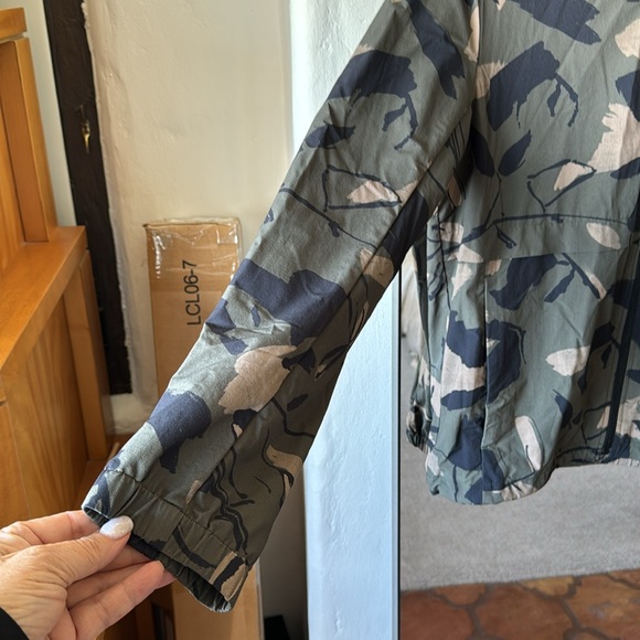 Theory 
Men’s hooded jacket size medium - Picture 5 of 13